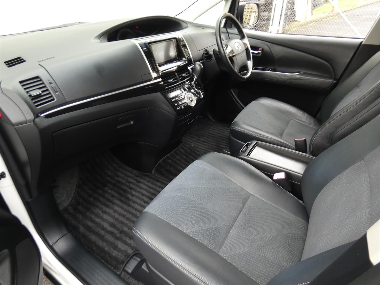 2015 Toyota Estima thumbnail