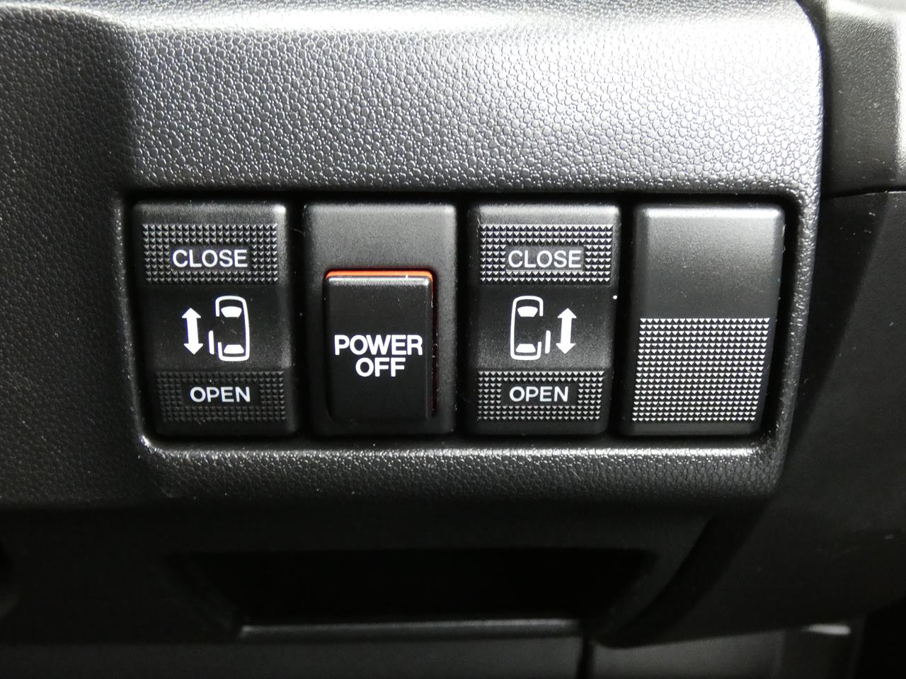 2016 Mazda Premacy thumbnail