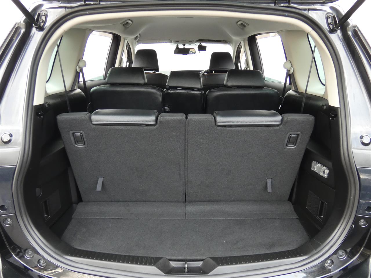 2016 Mazda Premacy thumbnail