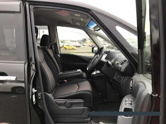 2015 Nissan Serena thumbnail