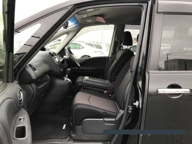 2015 Nissan Serena thumbnail