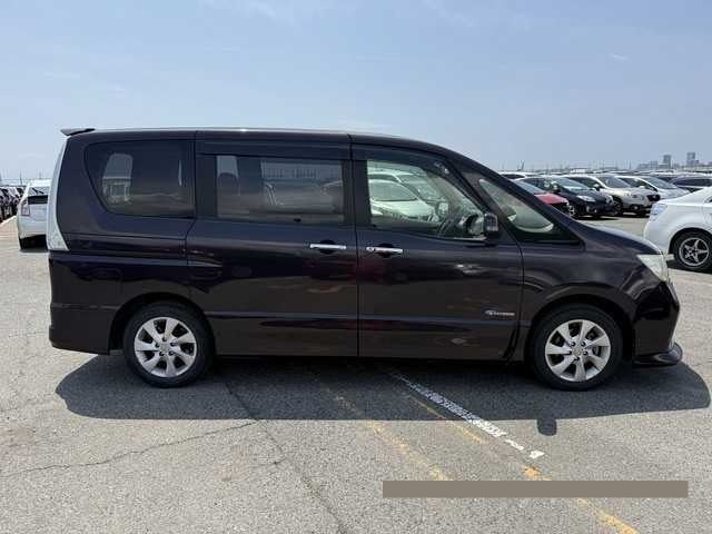 2013 Nissan Serena thumbnail