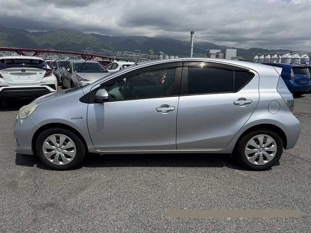 2013 Toyota Aqua thumbnail
