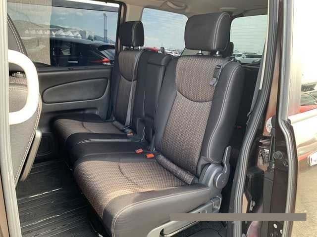 2015 Nissan Serena thumbnail