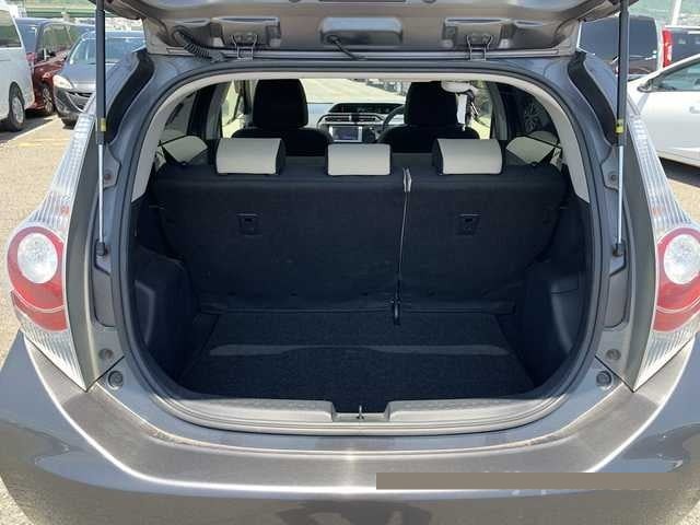 2013 Toyota Aqua thumbnail