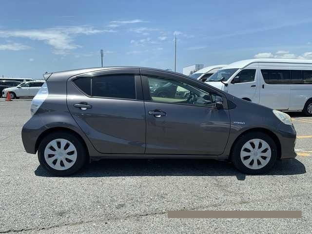 2013 Toyota Aqua thumbnail