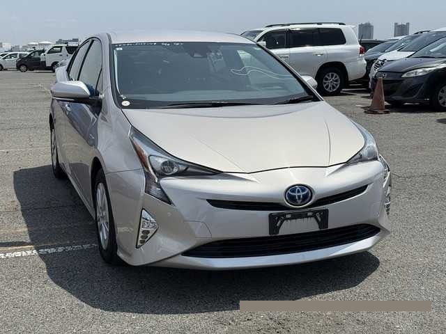 2016 Toyota Prius thumbnail