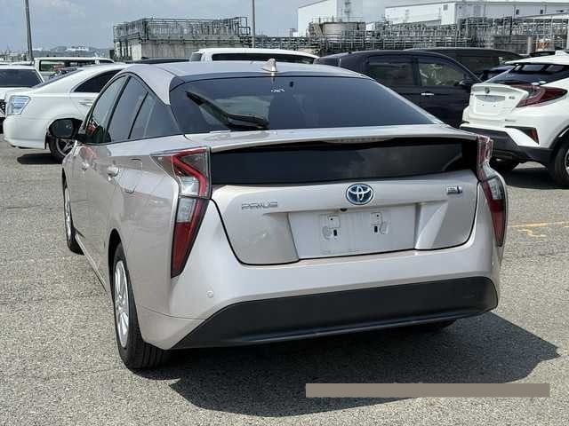 2016 Toyota Prius thumbnail