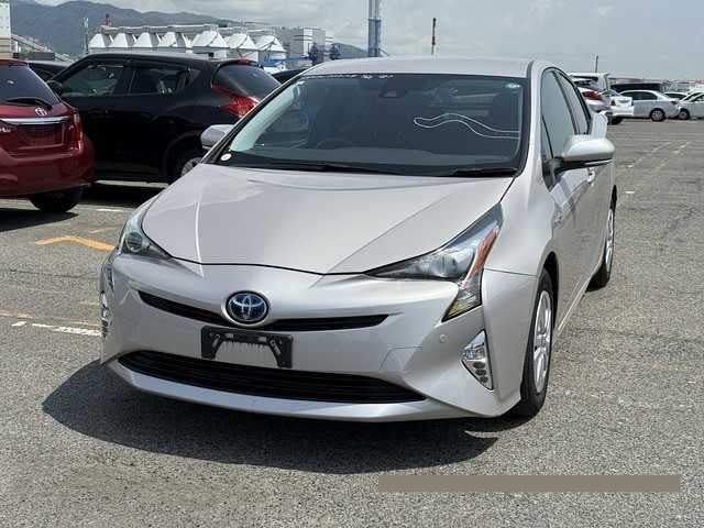 2016 Toyota Prius thumbnail
