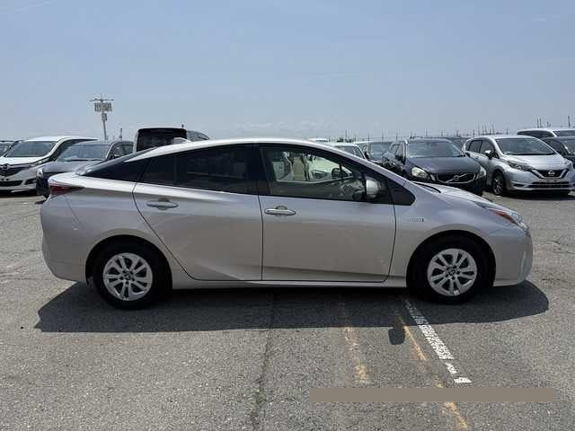 2016 Toyota Prius thumbnail