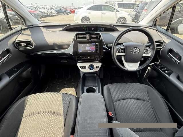 2016 Toyota Prius thumbnail
