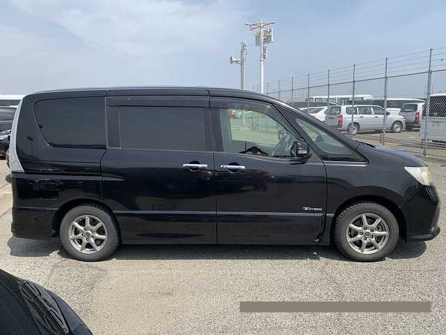 2013 Nissan Serena thumbnail