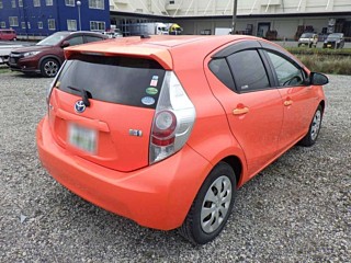 2012 Toyota Aqua thumbnail