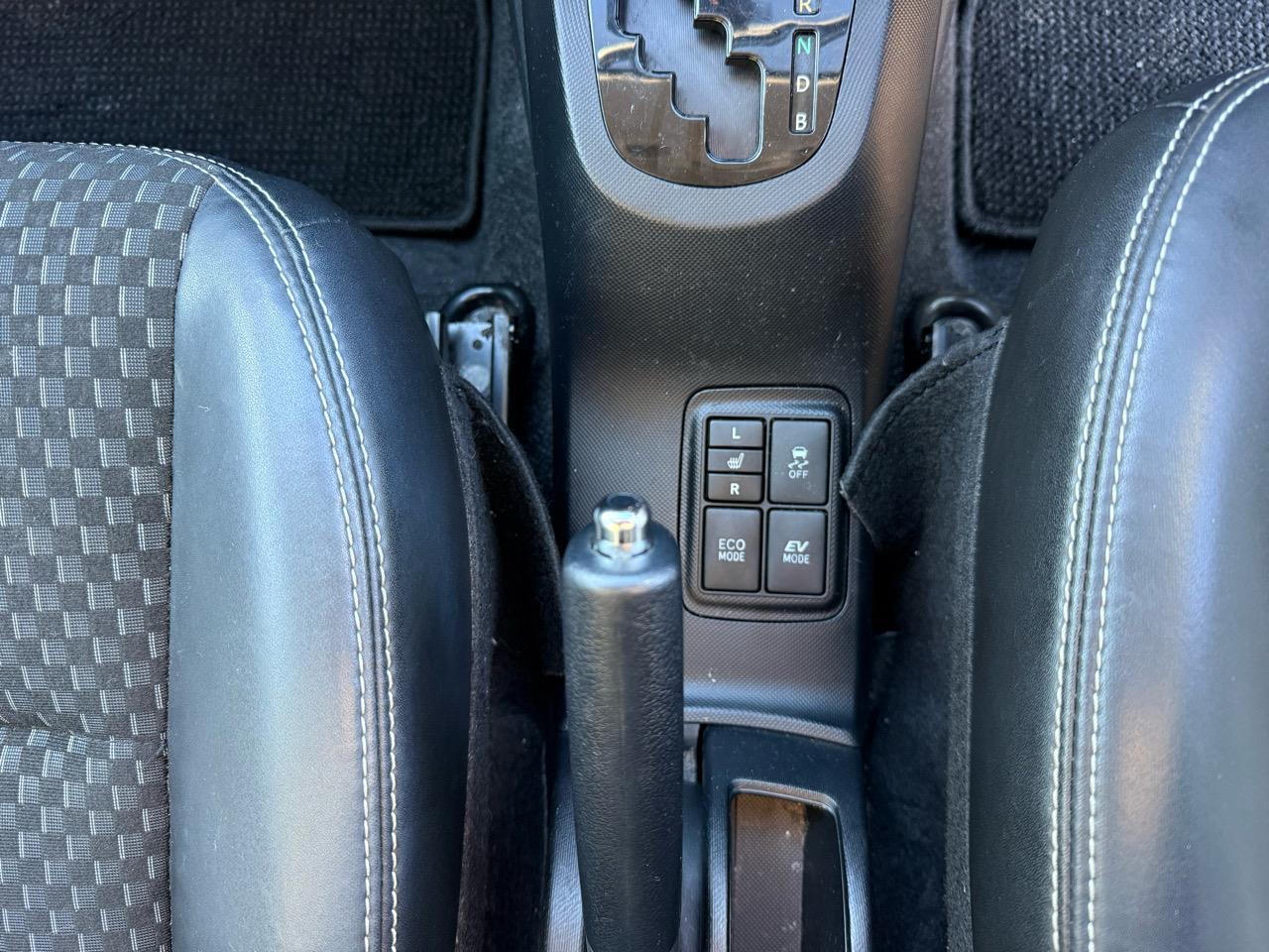 2015 Toyota Aqua thumbnail