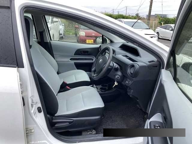 2013 Toyota Aqua thumbnail