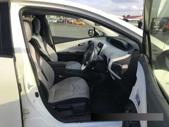 2016 Toyota Prius thumbnail
