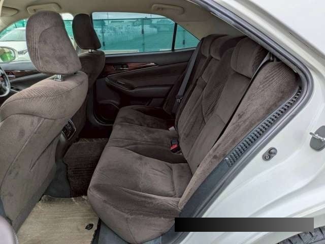 2015 Toyota Crown thumbnail