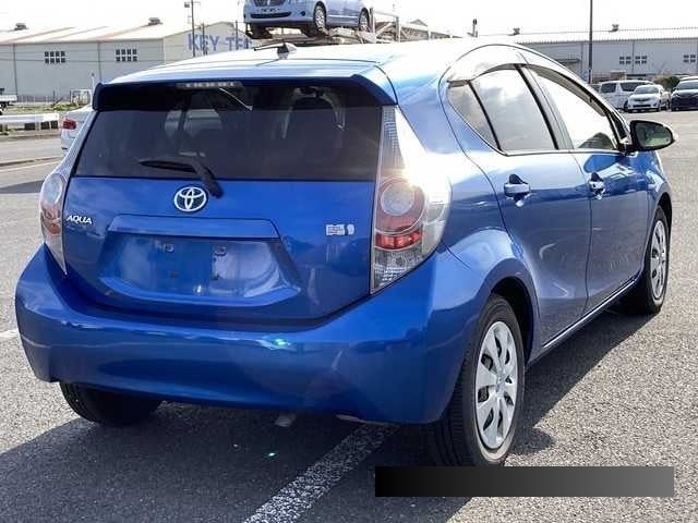 2012 Toyota Aqua thumbnail