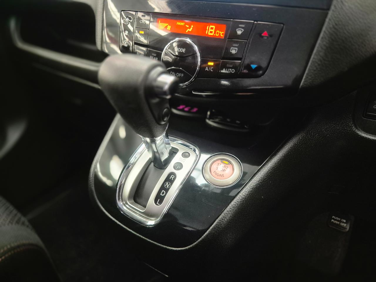 2013 Nissan Serena thumbnail