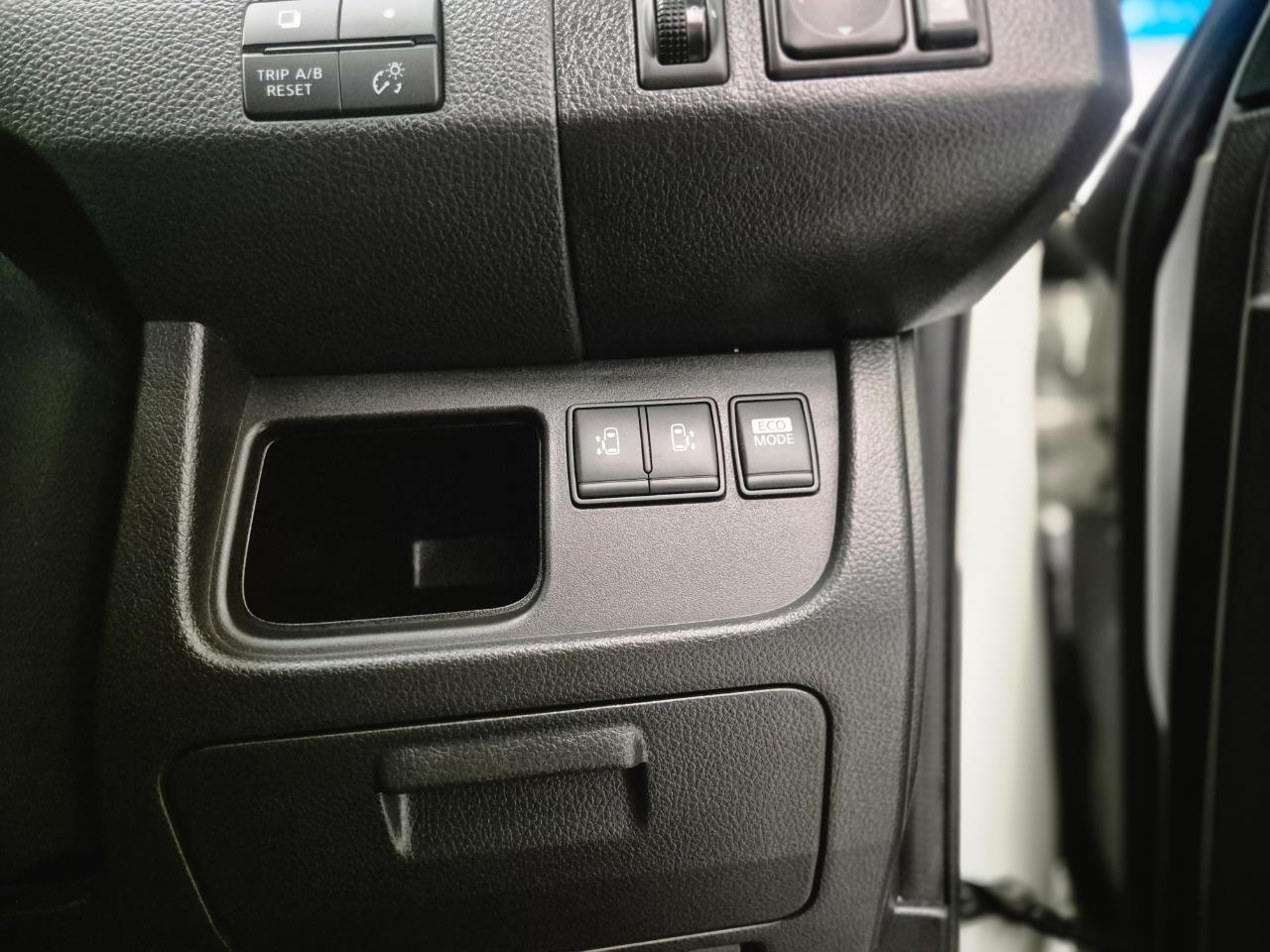 2013 Nissan Serena thumbnail