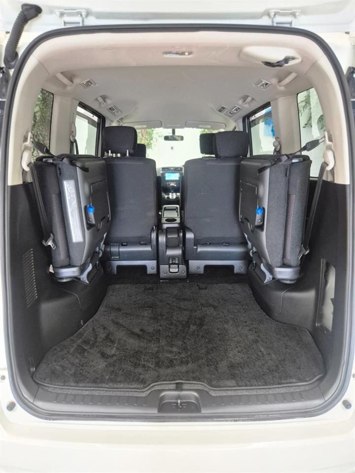 2013 Nissan Serena thumbnail