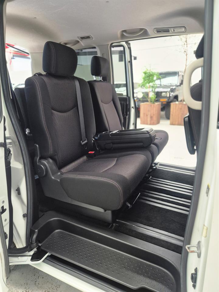 2013 Nissan Serena thumbnail