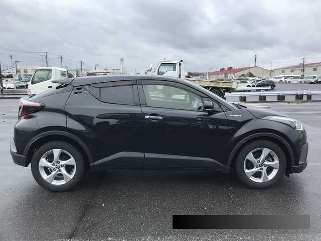 2018 Toyota C-HR thumbnail