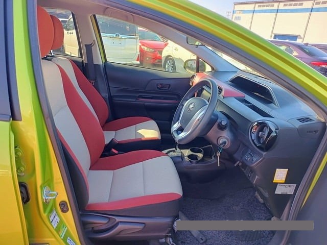 2015 Toyota Aqua thumbnail