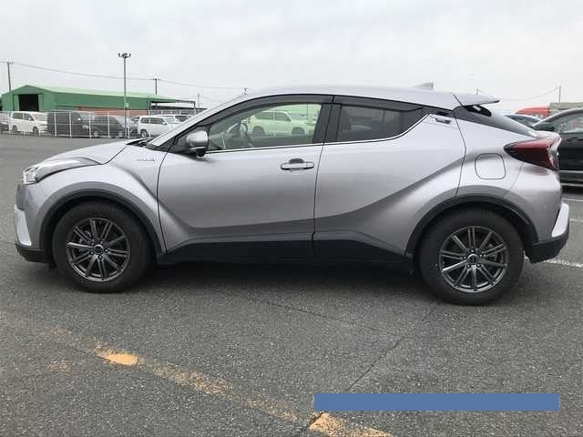 2019 Toyota C-HR thumbnail