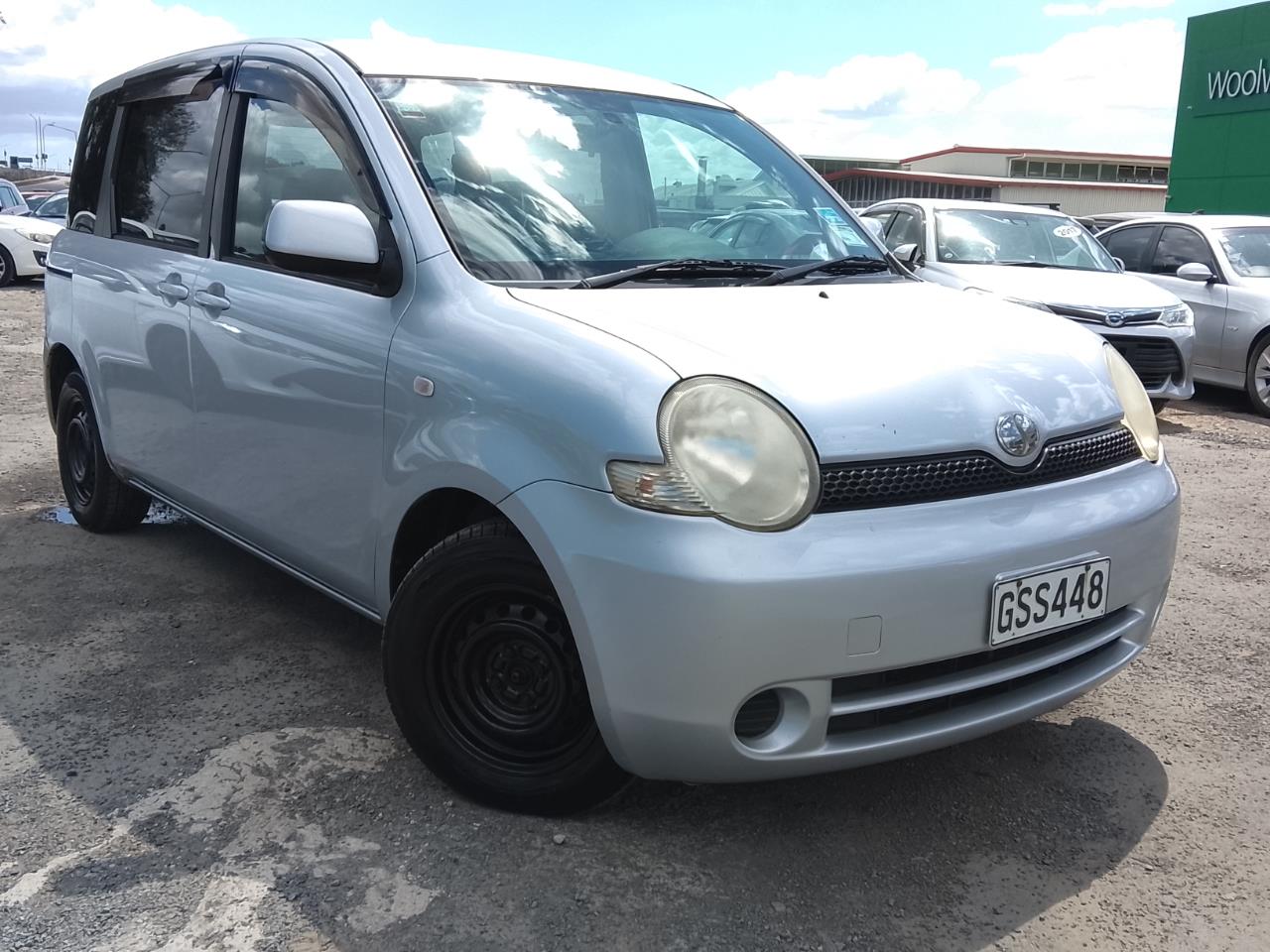 2004 Toyota Sienta thumbnail