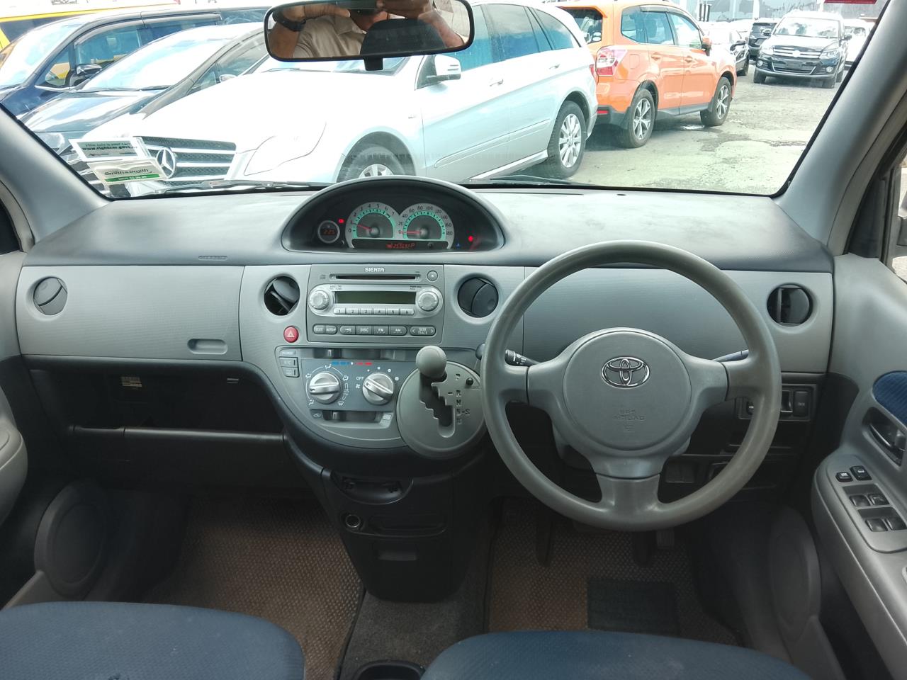 2004 Toyota Sienta thumbnail