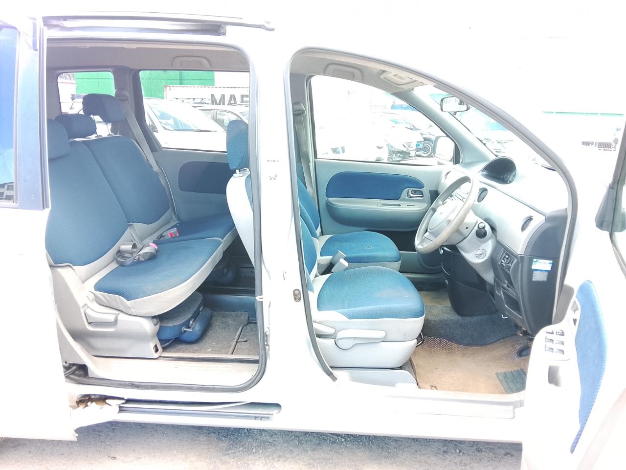 2004 Toyota Sienta thumbnail