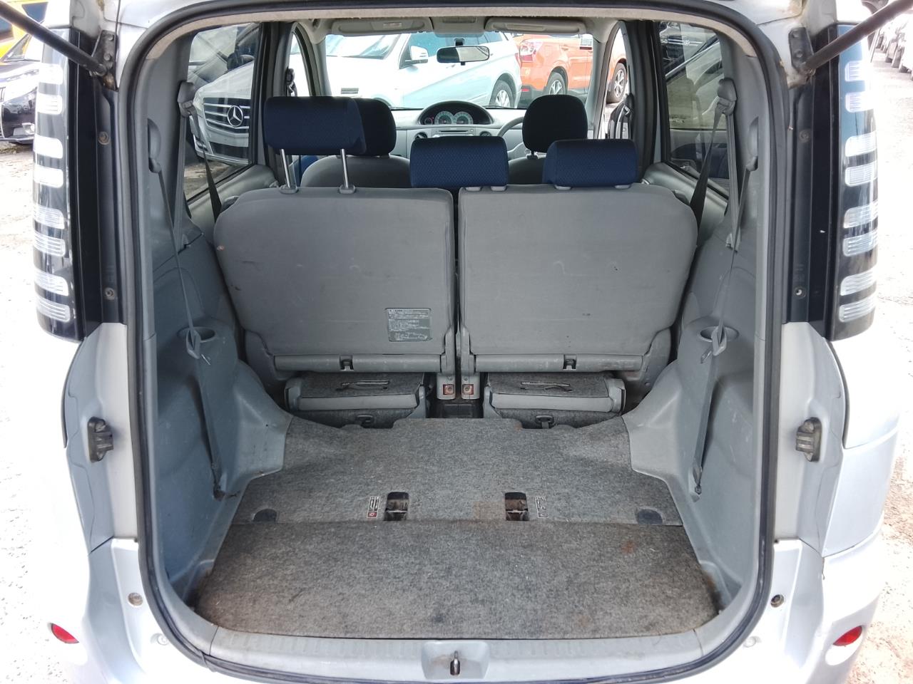 2004 Toyota Sienta thumbnail
