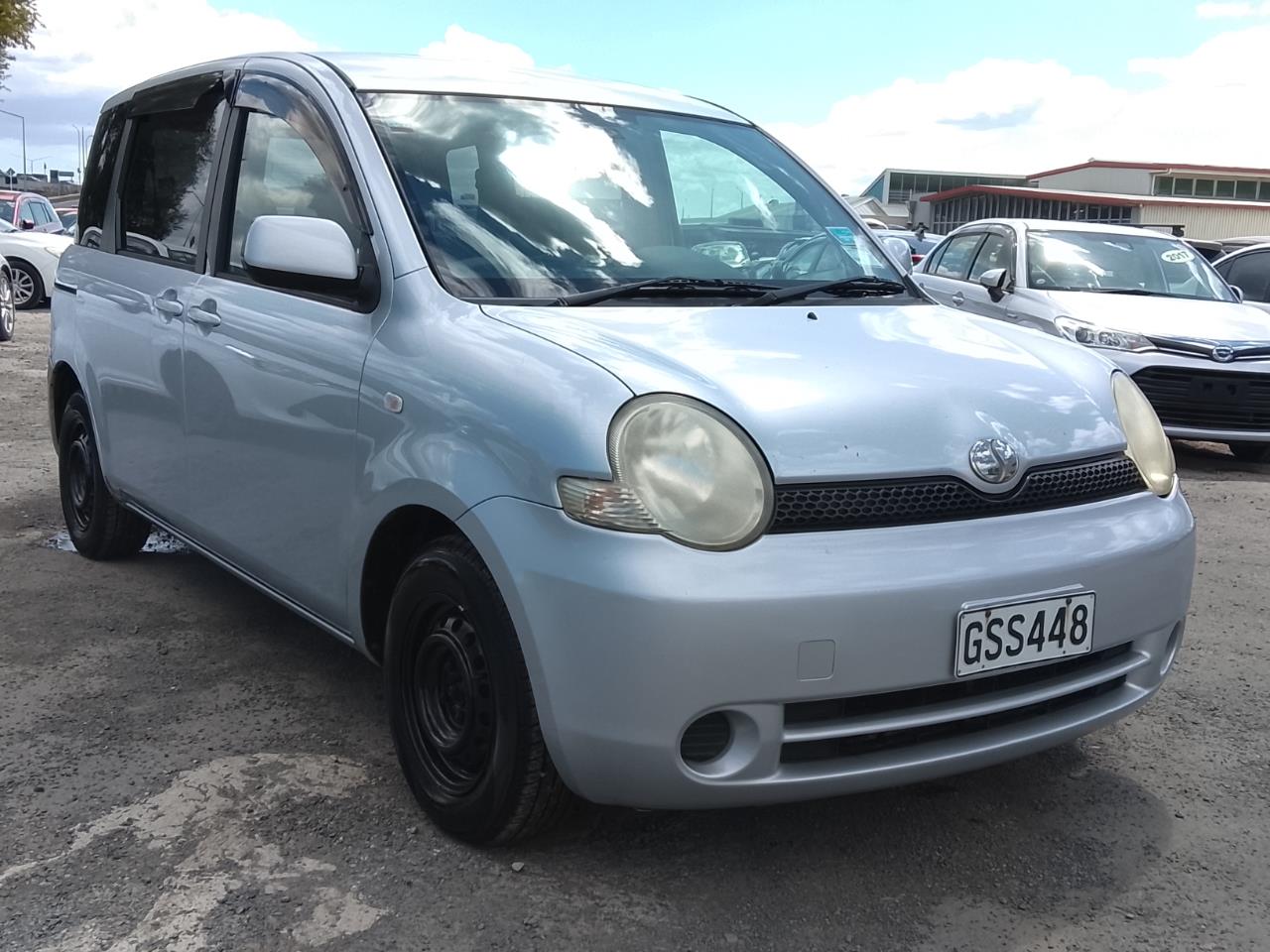 2004 Toyota Sienta thumbnail