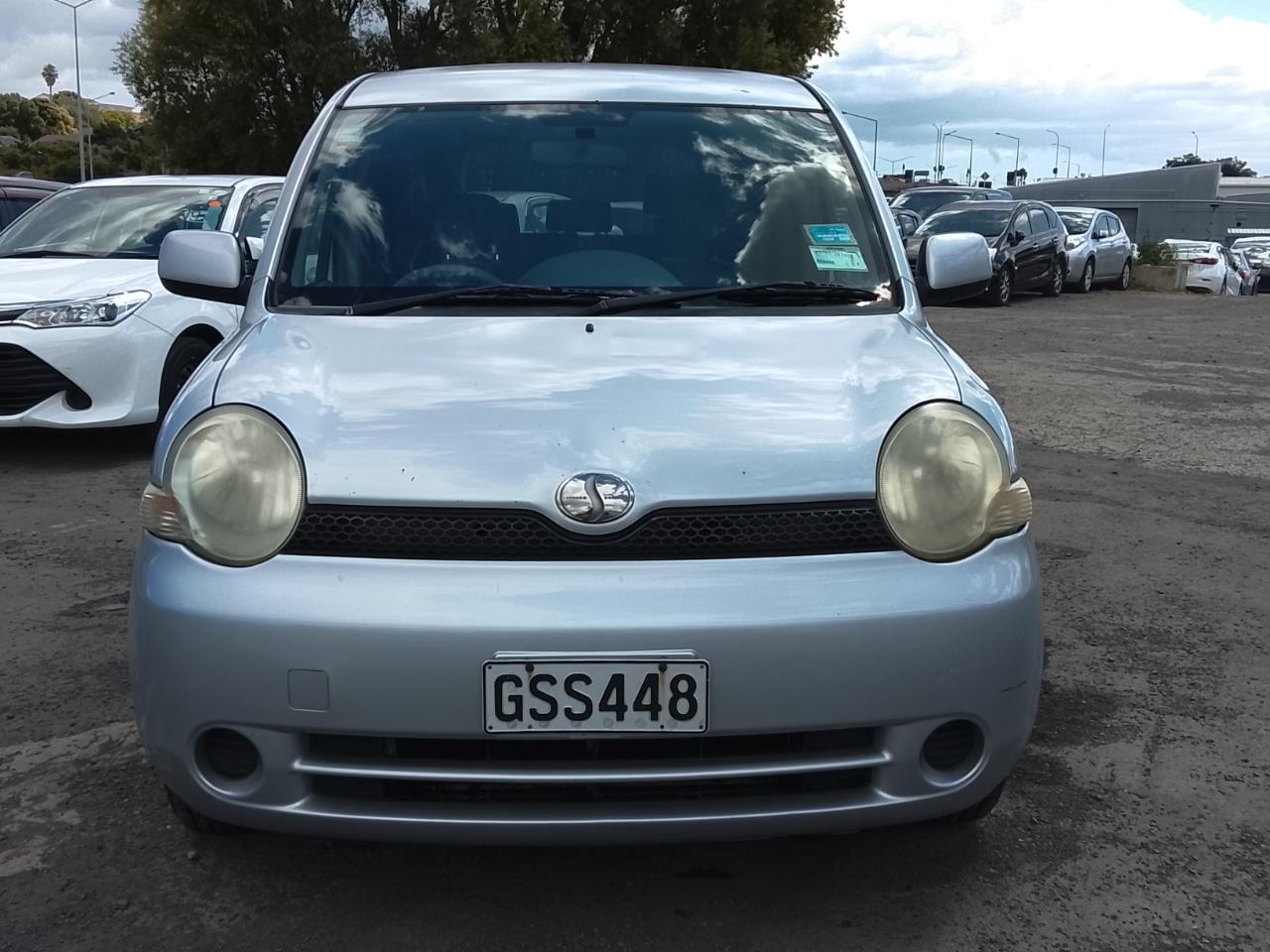 2004 Toyota Sienta thumbnail