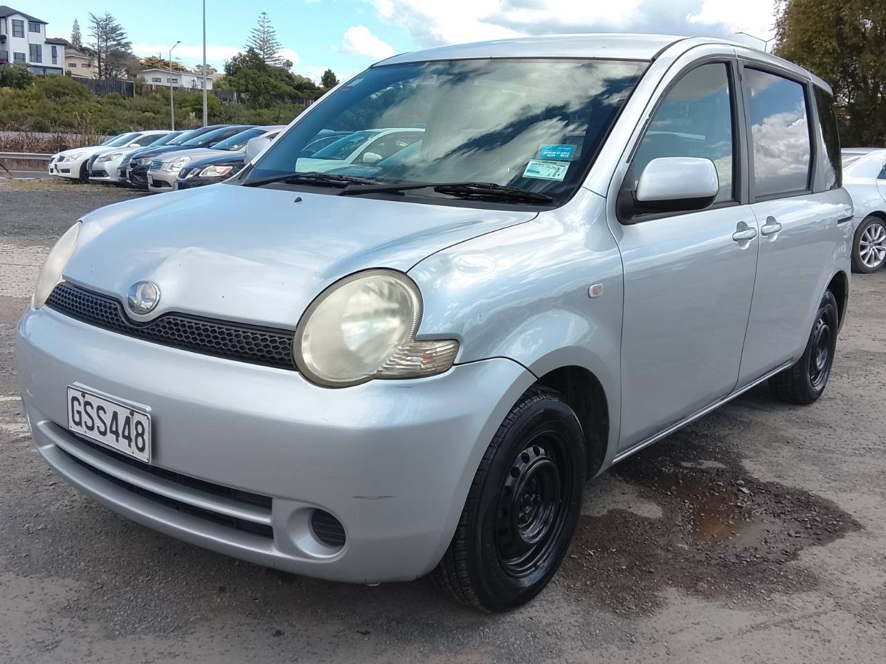 2004 Toyota Sienta thumbnail