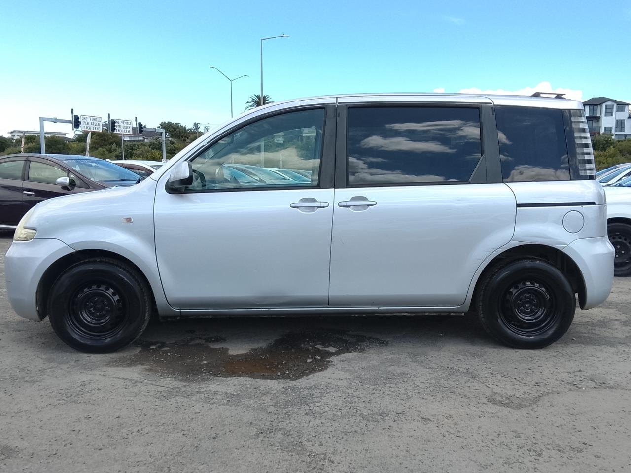 2004 Toyota Sienta thumbnail