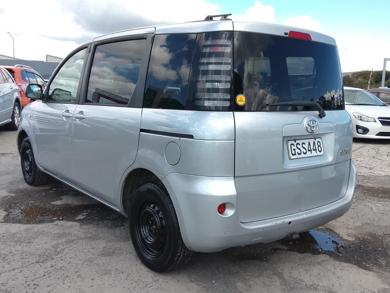 2004 Toyota Sienta thumbnail