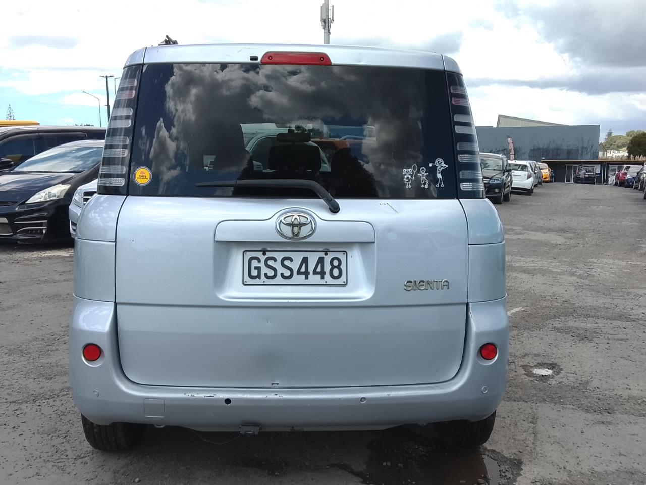 2004 Toyota Sienta thumbnail