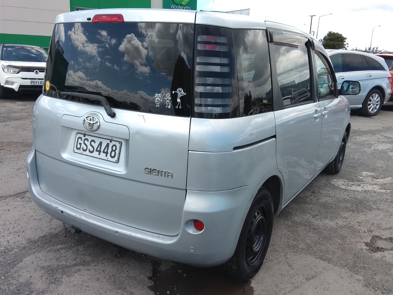 2004 Toyota Sienta thumbnail