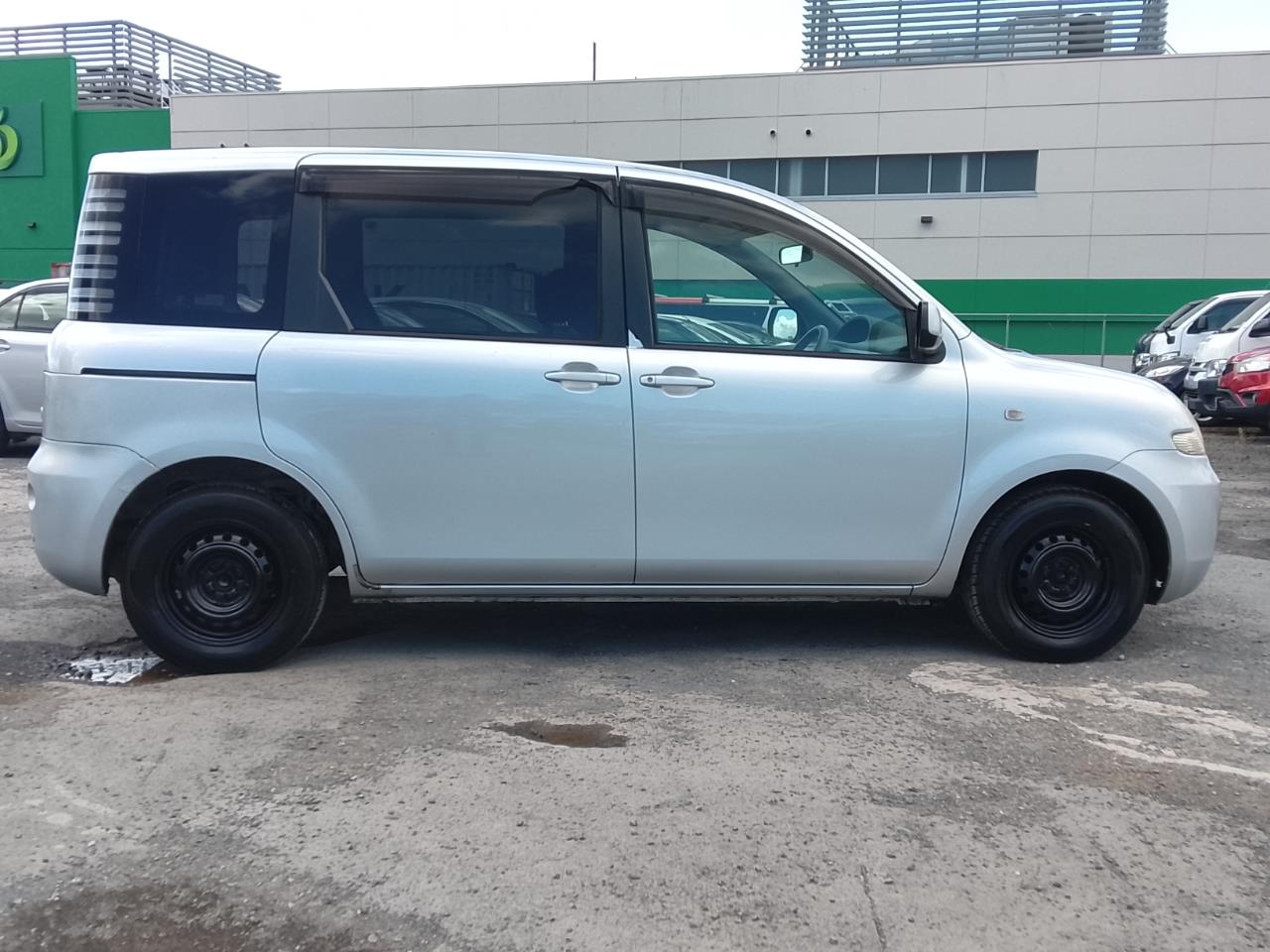 2004 Toyota Sienta thumbnail