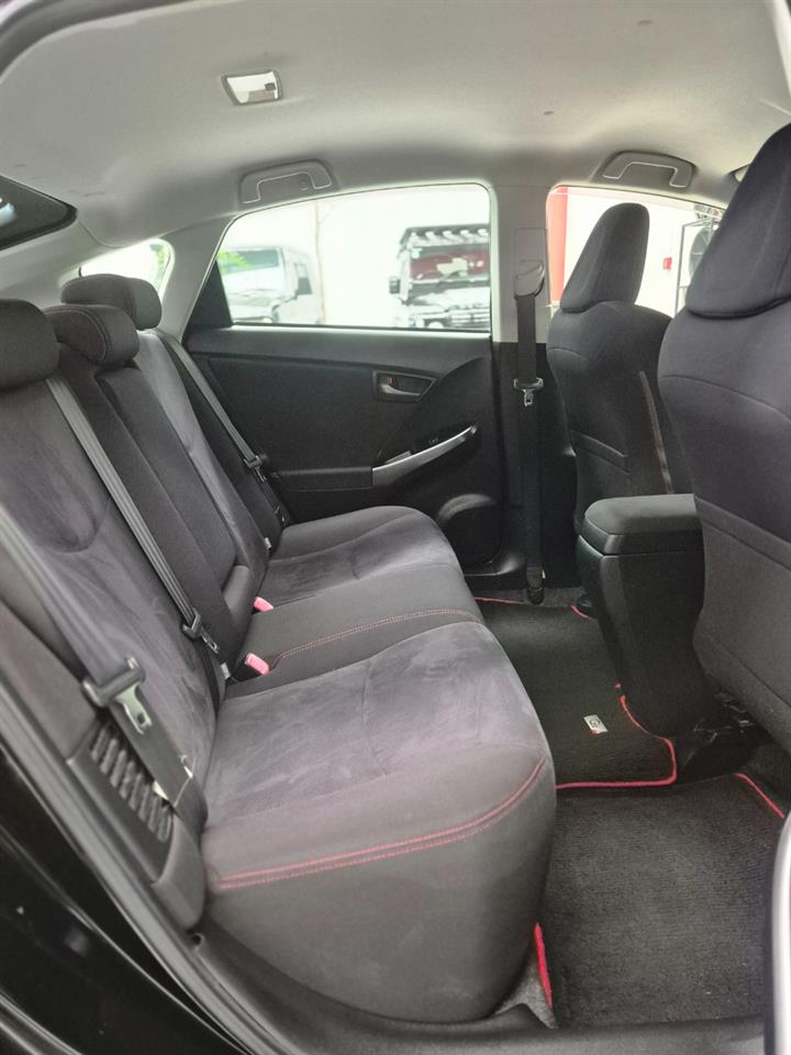 2012 Toyota Prius thumbnail