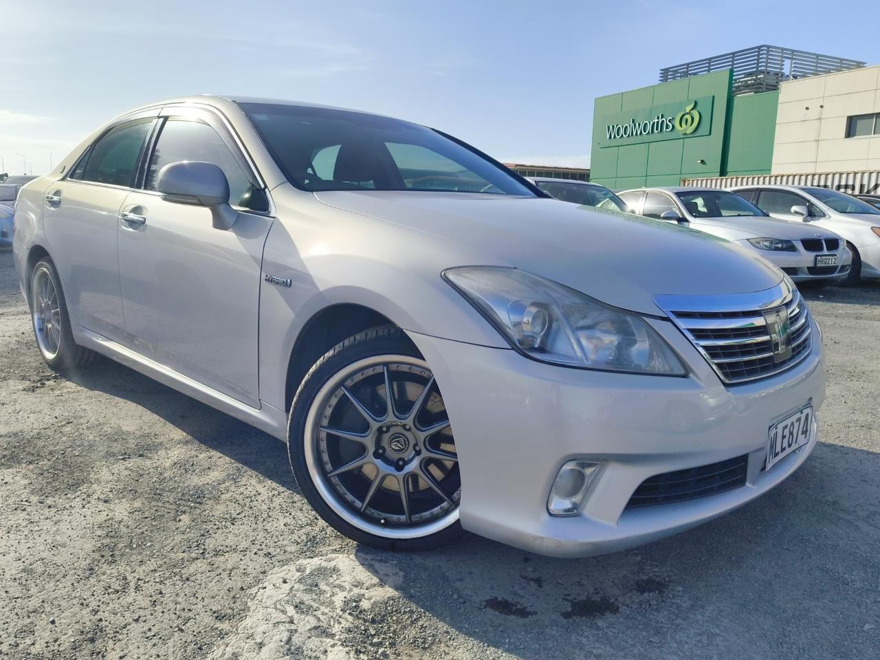 2010 Toyota Crown thumbnail