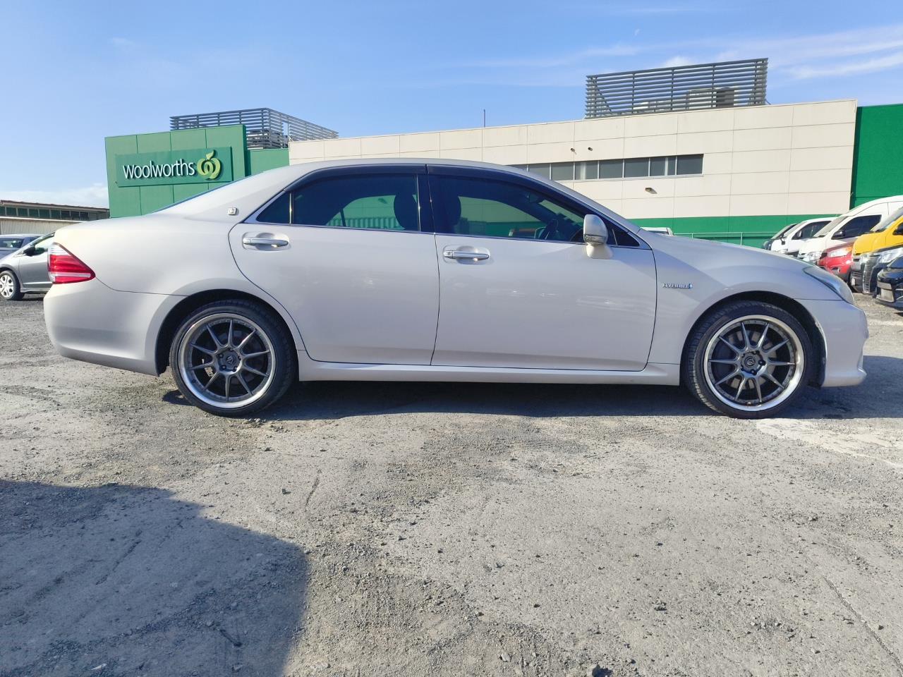 2010 Toyota Crown thumbnail