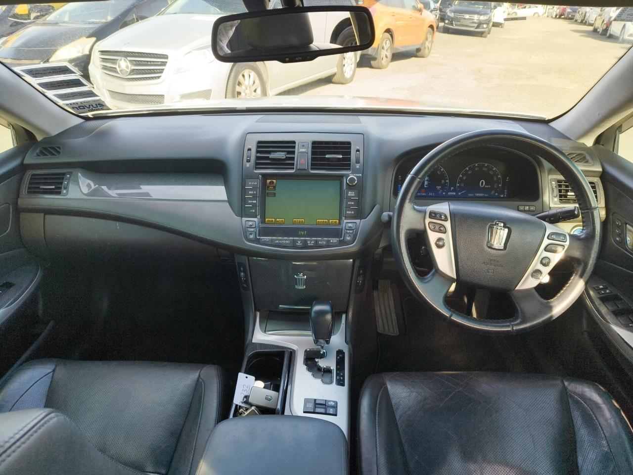 2010 Toyota Crown thumbnail