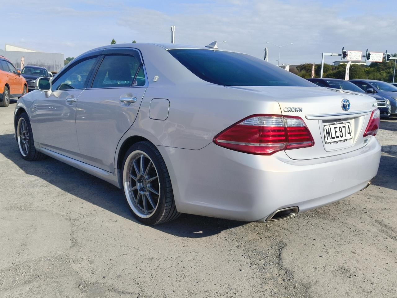 2010 Toyota Crown thumbnail