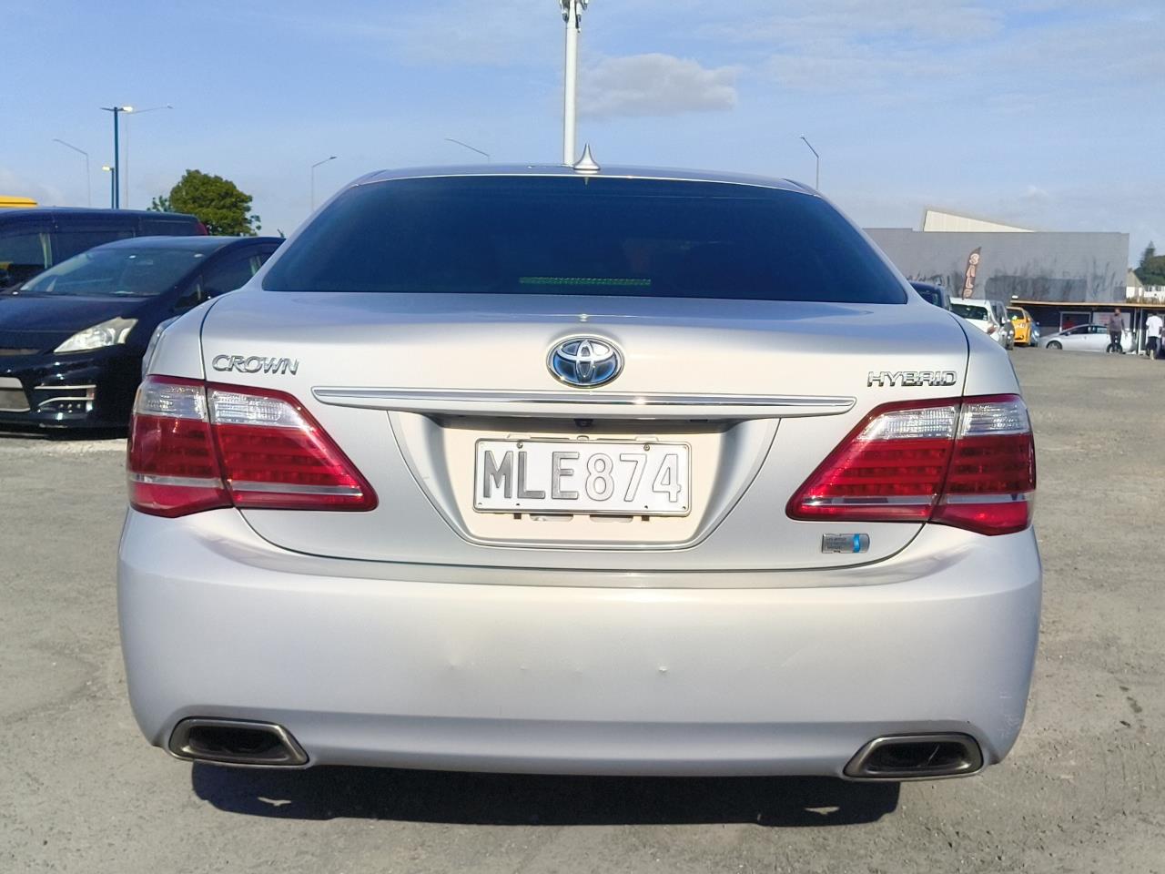 2010 Toyota Crown thumbnail