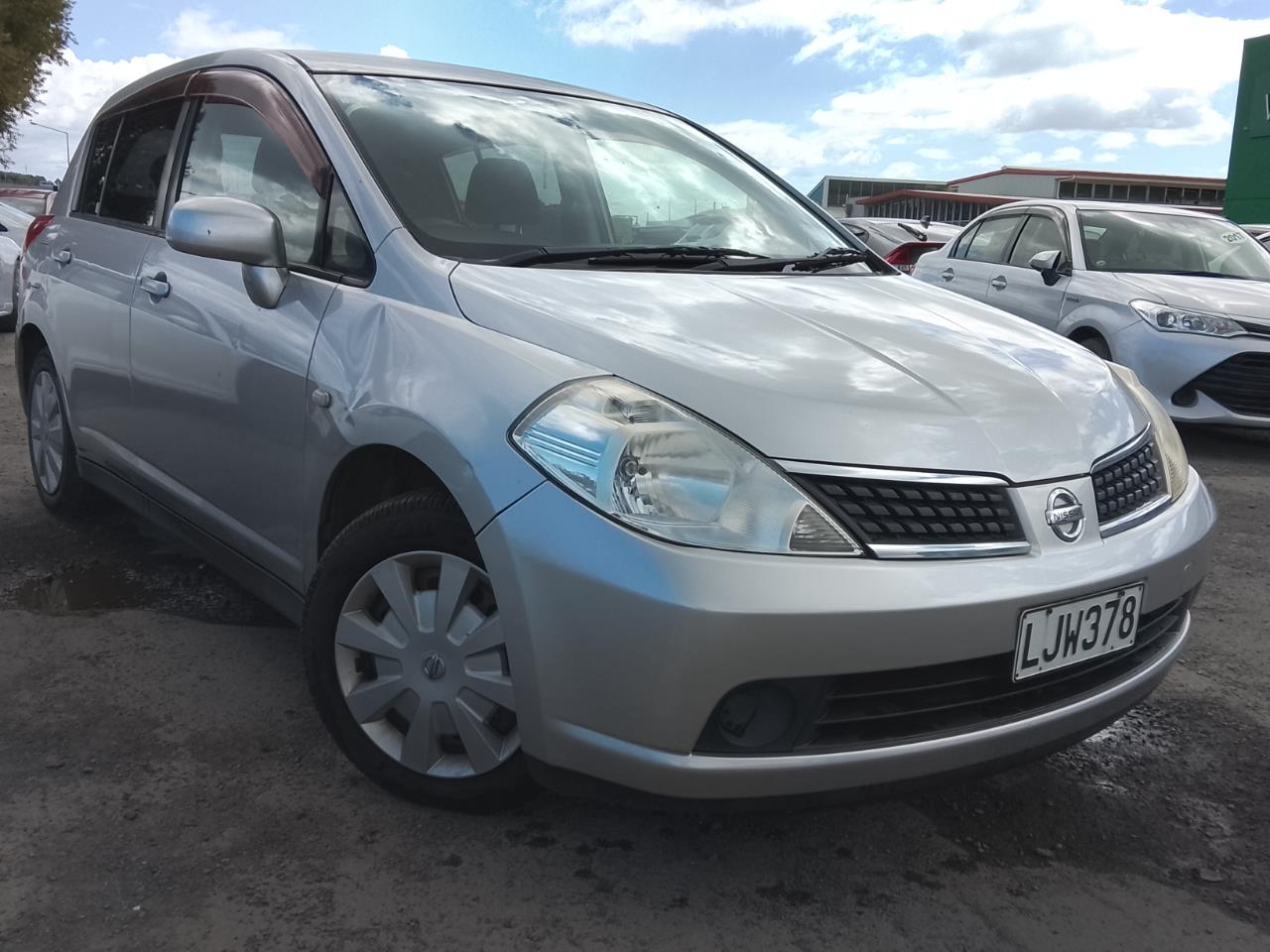 2005 Nissan Tiida thumbnail