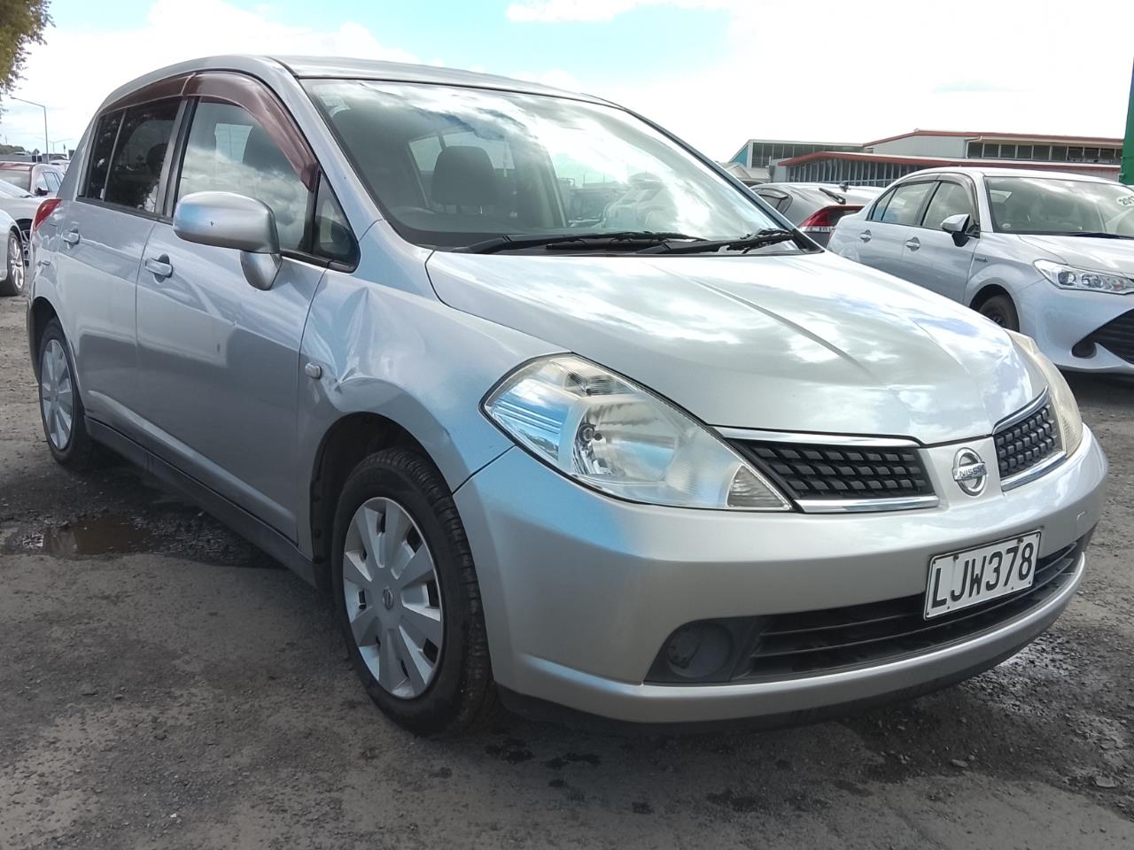 2005 Nissan Tiida thumbnail