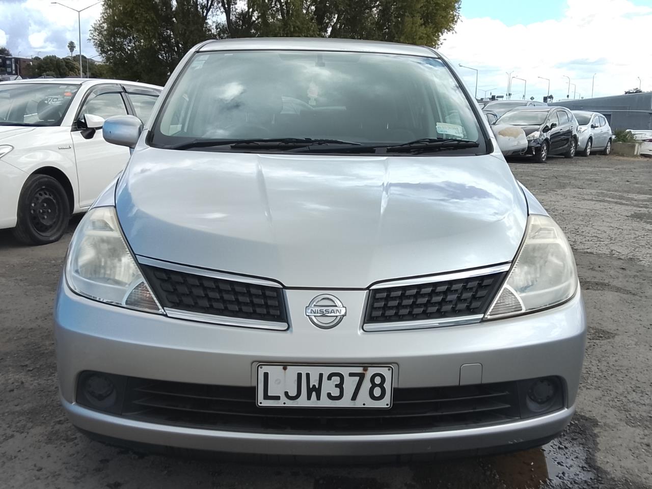 2005 Nissan Tiida thumbnail
